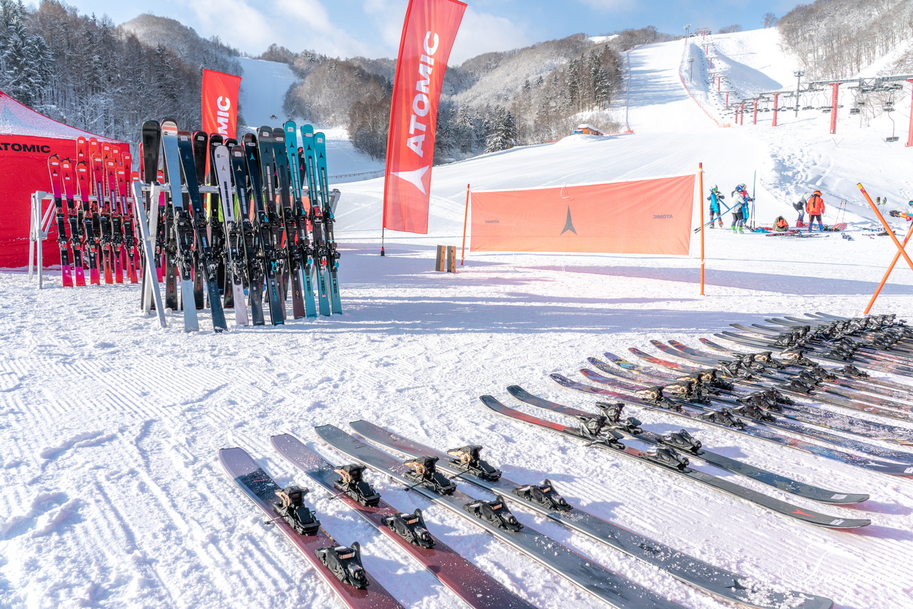 長野、北海道、岩手を巡る【2026 ATOMIC TEST DRIVE】朝里川温泉スキー場会場に初参加！最新モデルのスキー板が勢ぞろい。たくさん試乗して、自分にあった１台を見つけましょう♪